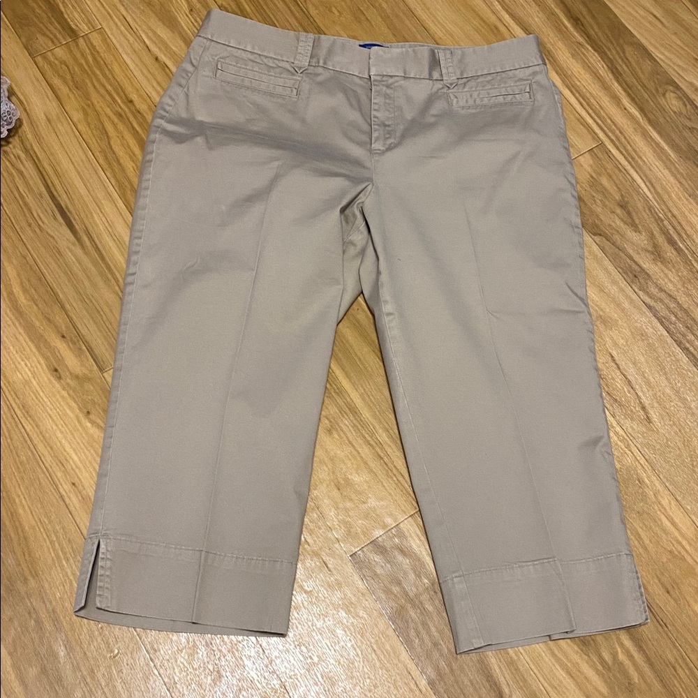 Dockers Tan Favorite Fit Capris; size 16